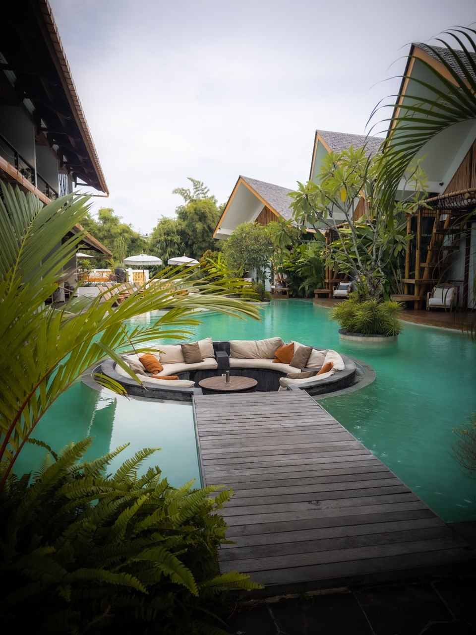 Sunken lounge in the middle of the retreat pool